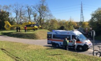 Cade dalla bici e finisce in un canale di scolo, arriva l'elisoccorso