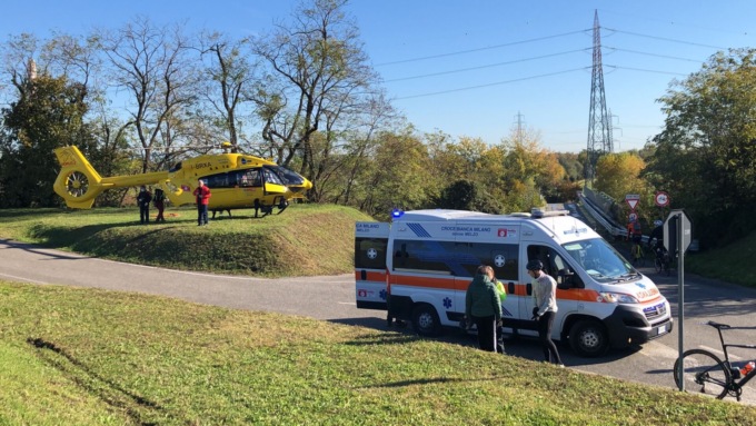 Cade dalla bici e finisce in un canale di scolo, arriva l’elisoccorso