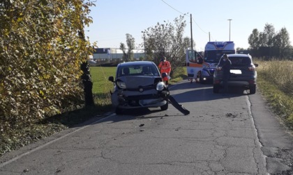 Frontale tra due auto, tre persone coinvolte