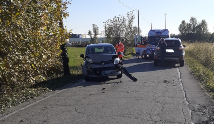 Frontale tra due auto, tre persone coinvolte