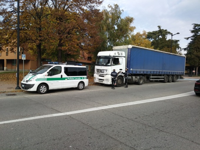 Blitz ai bisonti della strada sul ponte e in città, oltre novecento euro di sanzioni