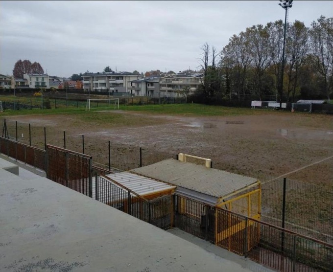 Il campo da calcio è di nuovo una piscina