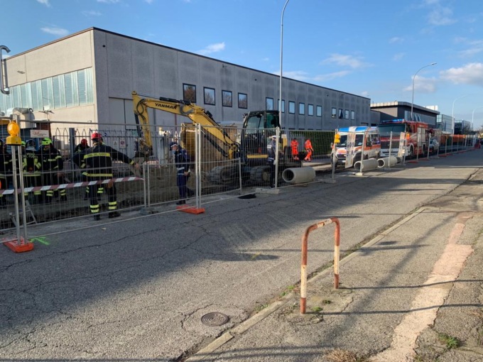 Incidente sul lavoro a Rodano muore un operaio travolto da terra e asfalto