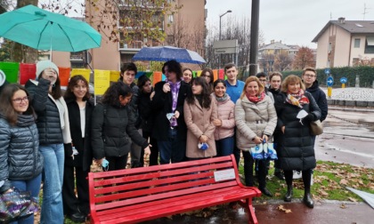 La panchina rossa degli studenti dell'Itsos Marie Curie per dire "no" alla violenza sulle donne