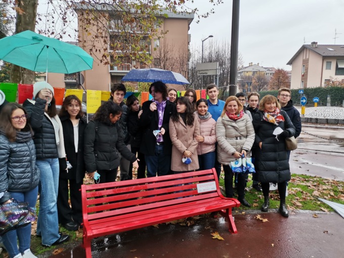 La panchina rossa degli studenti dell’Itsos Marie Curie per dire “no” alla violenza sulle donne