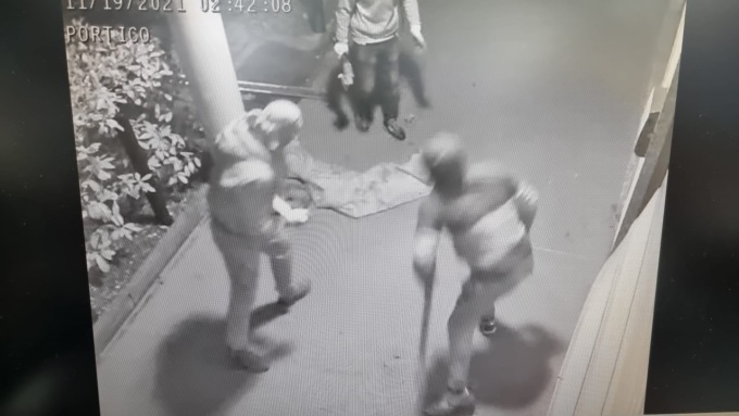 Banda di scassinatori con flessibile e piccozza in tabaccheria