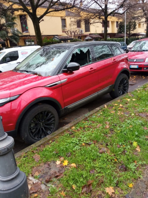 Raid dei vandali contro le auto in sosta