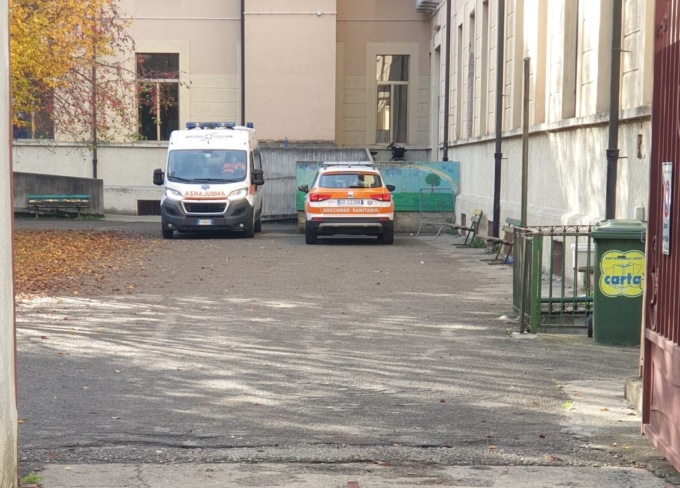 Malore a scuola a Melzo intervengono ambulanza e automedica
