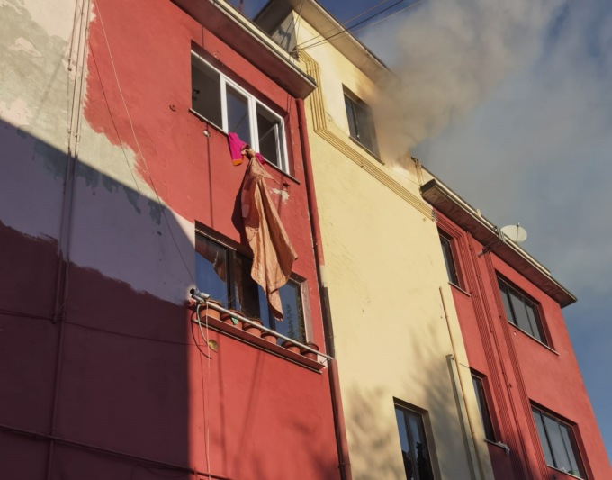 Incendio in una palazzina, inquilini  bloccati ai piani superiori