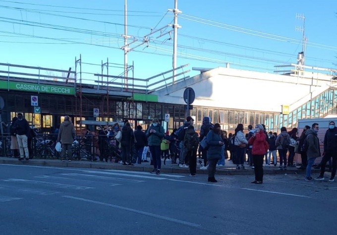 Pacco sospetto sulla Metro a Cassina: intervengono gli artificieri e risolvono il mistero