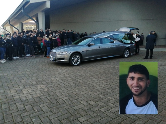 Il commosso saluto di Cassano d’Adda a “Mancio”, morto in un incidente a 21 anni