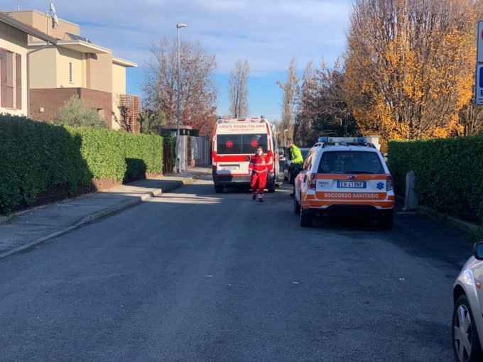 Cade dal balcone di casa: 50enne soccorso in codice rosso