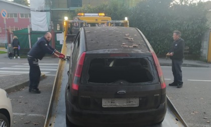 A Brugherio prosegue l'operazione "Strade pulite": rimosse altre auto abbandonate