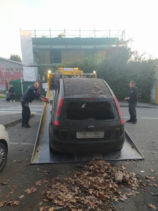A Brugherio prosegue l’operazione “Strade pulite”: rimosse altre auto abbandonate