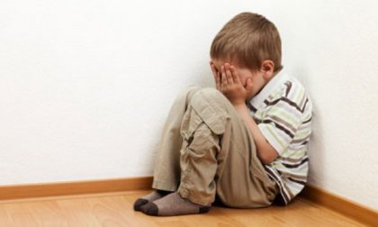 Bimbi denutriti vivono tra pannolini sporchi e sex toys: mamma rischia il carcere