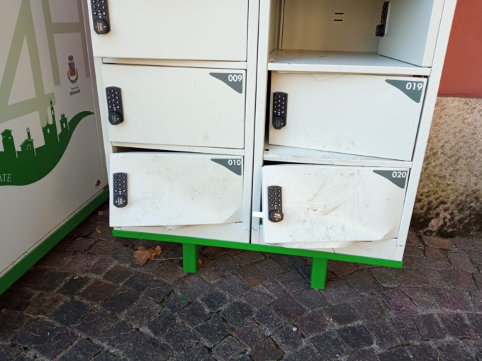 Locker della biblioteca distrutti dai vandali
