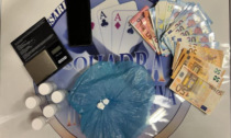 Dosi di cocaina nascoste tra i libri: arrestato spacciatore 36enne