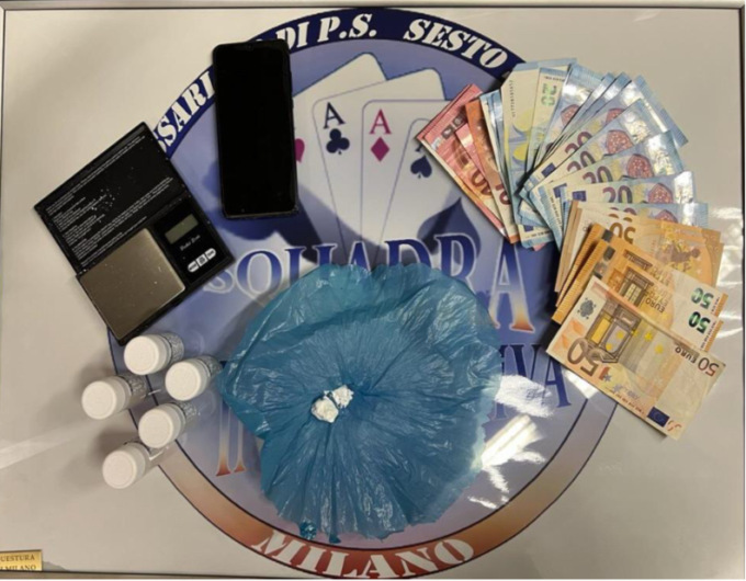 Dosi di cocaina nascoste tra i libri: arrestato spacciatore 36enne