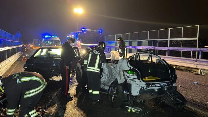 Bmw sbatte contro il guardrail, poi il frontale con un’altra auto: due feriti, uno gravissimo