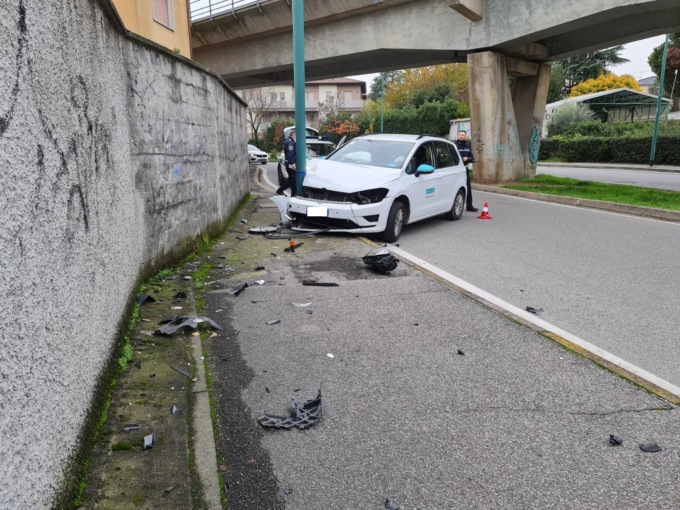 Sbatte contro un palo con l’auto a noleggio, poi scappa a piedi: beccato dalla Polizia Locale