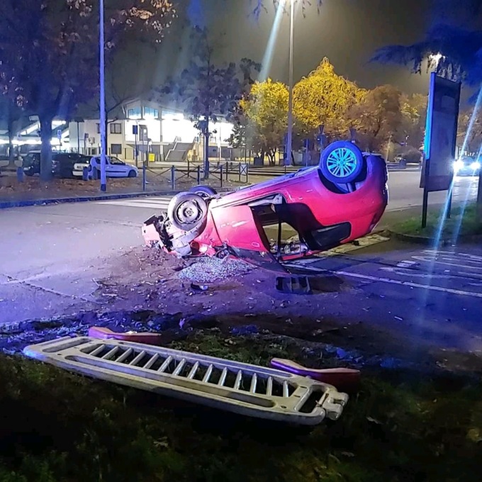 Si ribaltano con la macchina: ferite tre persone, utilitaria distrutta