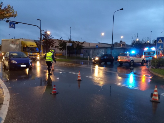 Anziana travolta da un’auto mentre attraversa la strada: sbalzata a tre metri di distanza