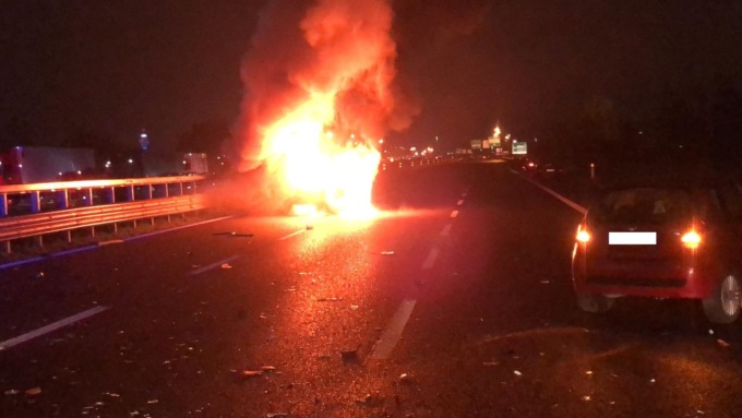 Auto si ribalta e prende fuoco: guardia giurata salva il guidatore estraendolo dall’abitacolo