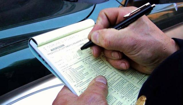 Guidava l’auto di una persona deceduta a gennaio, 1.500 euro di multa