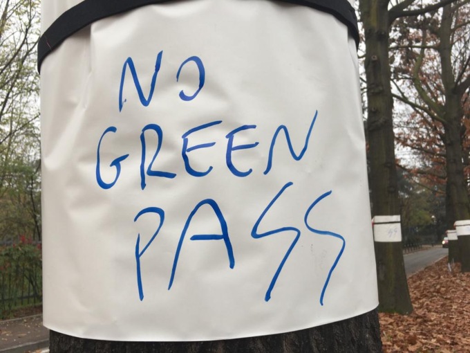 “No Green pass” imbrattano con simboli nazisti l’installazione dei ragazzi disabili