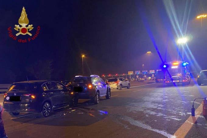Schianto in autostrada, intervengono i pompieri, coinvolto anche un bimbo