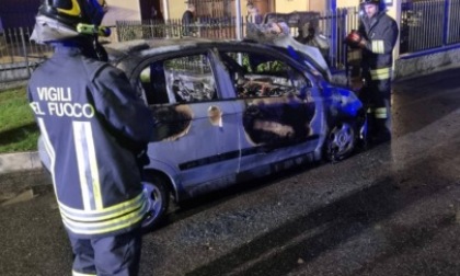 Auto in fiamme a Cascine San Pietro, paura per la bombola Gpl