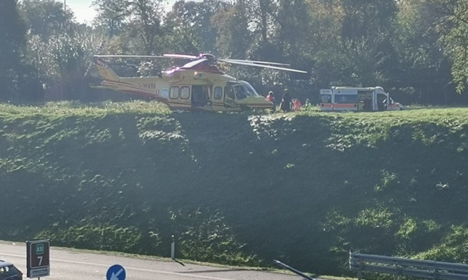 Incidente in Tangenziale Est, grave un motociclista di 31 anni: è ricoverato in Rianimazione