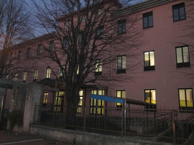 Vandali in azione, scuola razziata e danneggiata
