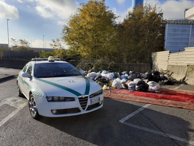 Butta nella spazzatura gli effetti personali di chi l’aveva ospitata e poi getta i sacchi in strada