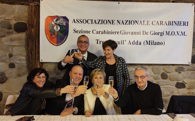 L’Associazione nazionale Carabinieri si raduna davanti a una tavolata