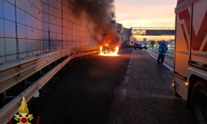 Rogo in autostrada, furgone divorato dalle fiamme