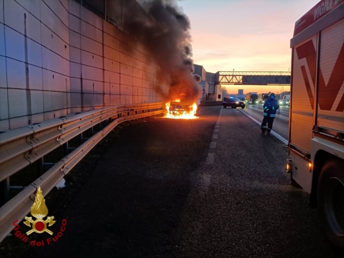 Rogo in autostrada, furgone divorato dalle fiamme
