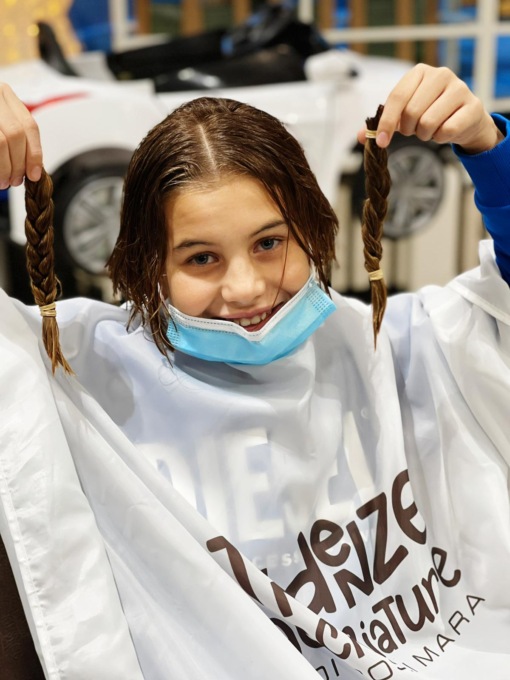 Il regalo di Natale di Christian, 11 anni: i suoi capelli per i malati di cancro