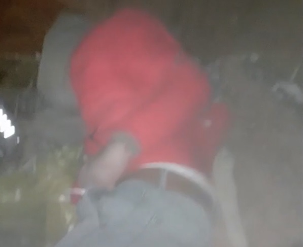 Sequestra, incappuccia e pesta a sangue l’amante della moglie, poi lo abbandona in strada