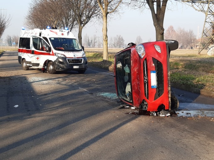 Si ribalta con l’auto: soccorso in codice rosso