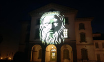 Il volto di Leonardo da Vinci su un monumento dell'Adda