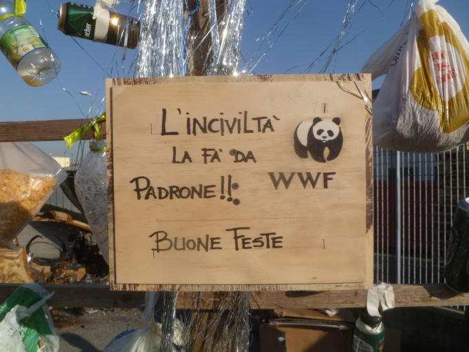 Oasi del Wwf minacciata da camionisti incivili, per protesta i volontari creano l’albero della vergogna