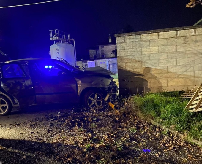 Tragedia sfiorata, auto a folle velocità distrugge la cancellata dell’oratorio