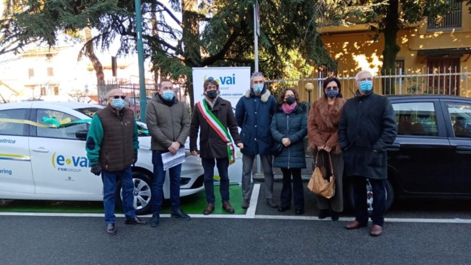 Taglio del nastro per la postazione del car sharing