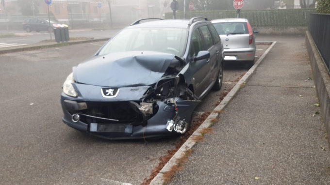 Scontro tra auto, due donne finiscono in ospedale