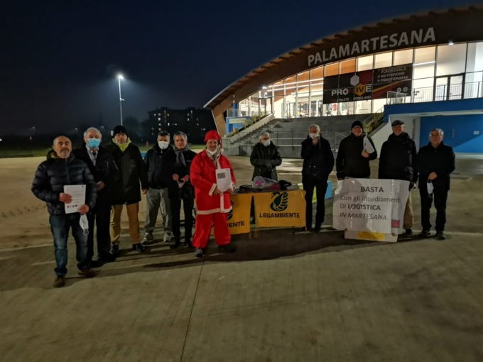 Flash mob di Legambiente all’assemblea dei sindaci di Cem