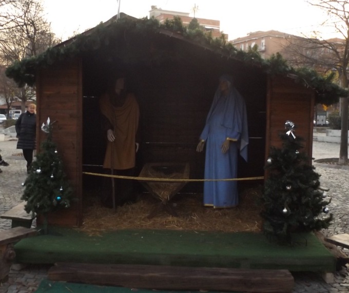 Si sono rubati Gesù Bambino (e anche due panchine)