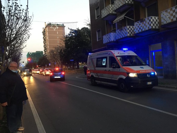 Investito da un’auto mentre va a scuola: 15enne in ospedale con un mese di prognosi