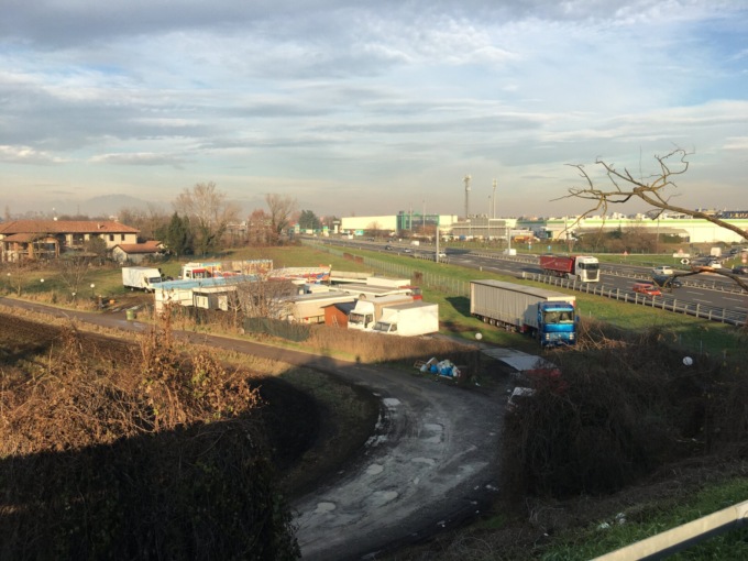 Terreno agricolo diventa “villaggio” con casette mobili e camion dei giostrai