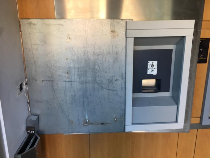 Ladri fanno esplodere il bancomat e scappano col bottino